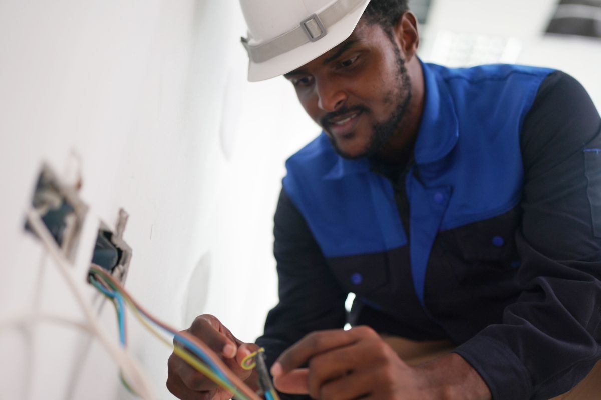 You are currently viewing Finding a Reliable Electrician in Broward County, FL: What Every Homeowner Should Know